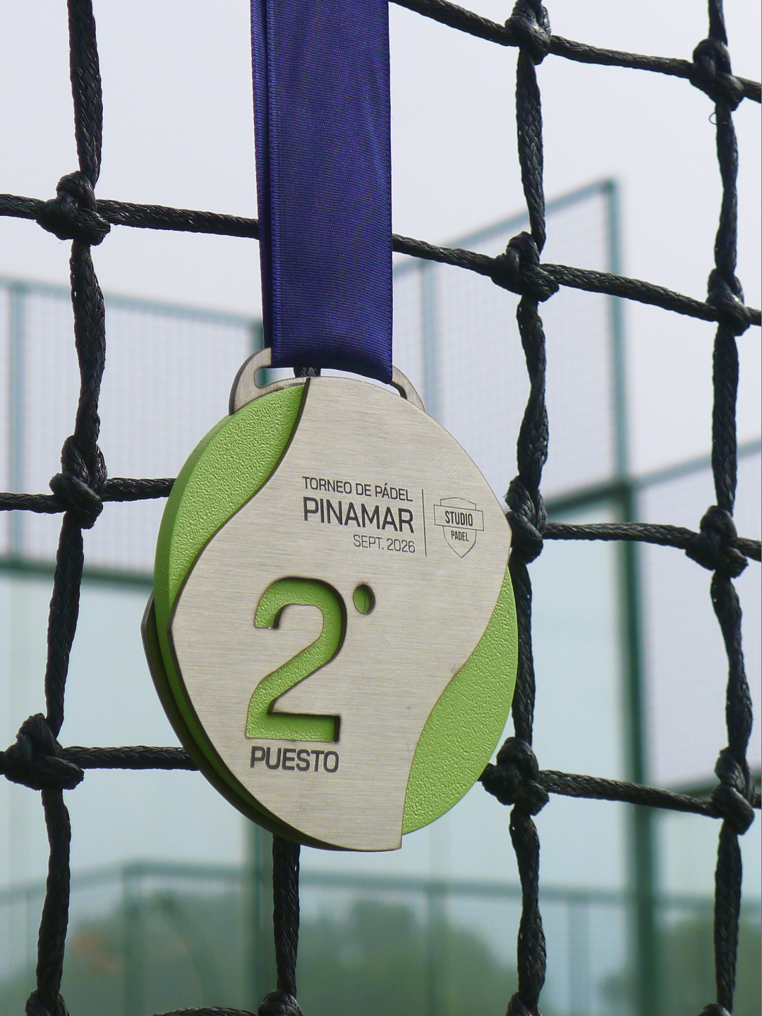 La medalla colgada de la red de la cancha